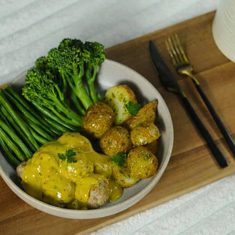Chicken Meatballs & New York Deli Sauce by Macro Based Diet