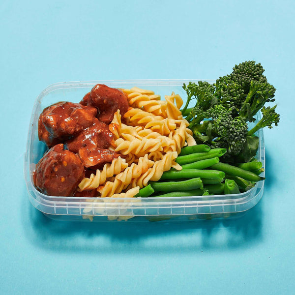 Fresh Peri Peri Chicken with Wholemeal Pasta & Green Veg healthy meal prep for weight loss and muscle gain by Macro Based Diet.