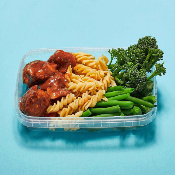 Fresh Peri Peri Chicken with Wholemeal Pasta & Green Veg healthy meal prep for weight loss and muscle gain by Macro Based Diet.